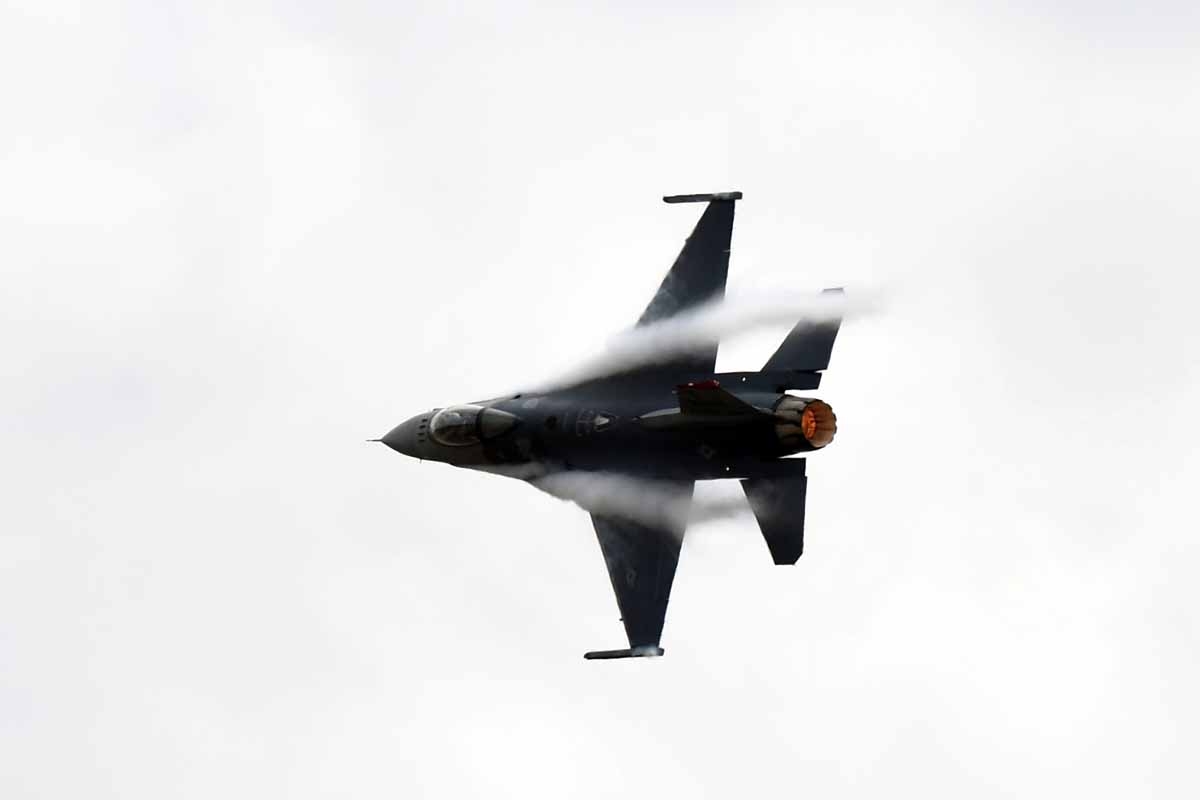 A US Air Force F-16C Fighting Falcon performs its flight routine during the Australian International Airshow in Melbourne on March 5, 2017.