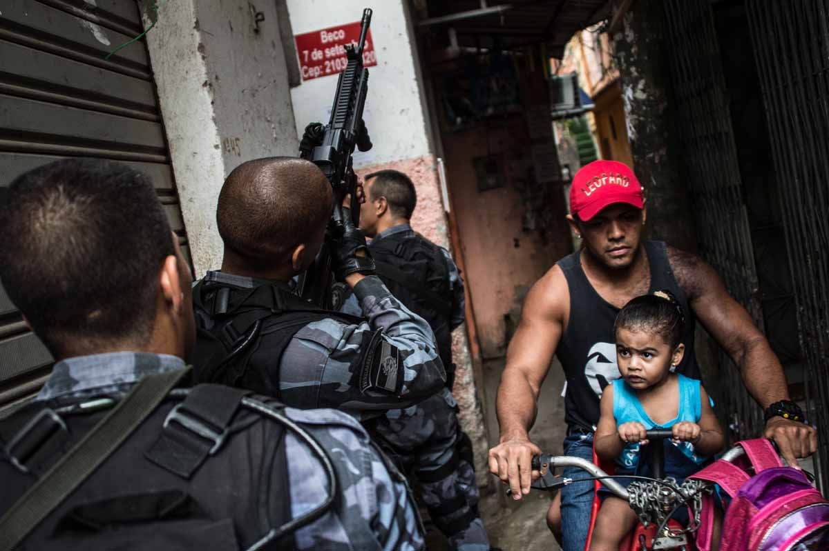 PM militarized police commandos patrol the Praia da Ramos and Roquette Pinto communities, part of the Mare Complex shantytown in Rio de Janeiro, Brazil, on April 1, 2015. PM militarized police commandos patrol the Praia da Ramos and Roquette Pinto communities, part of the Mare Complex shantytown in Rio de Janeiro, Brazil, on April 1, 2015.