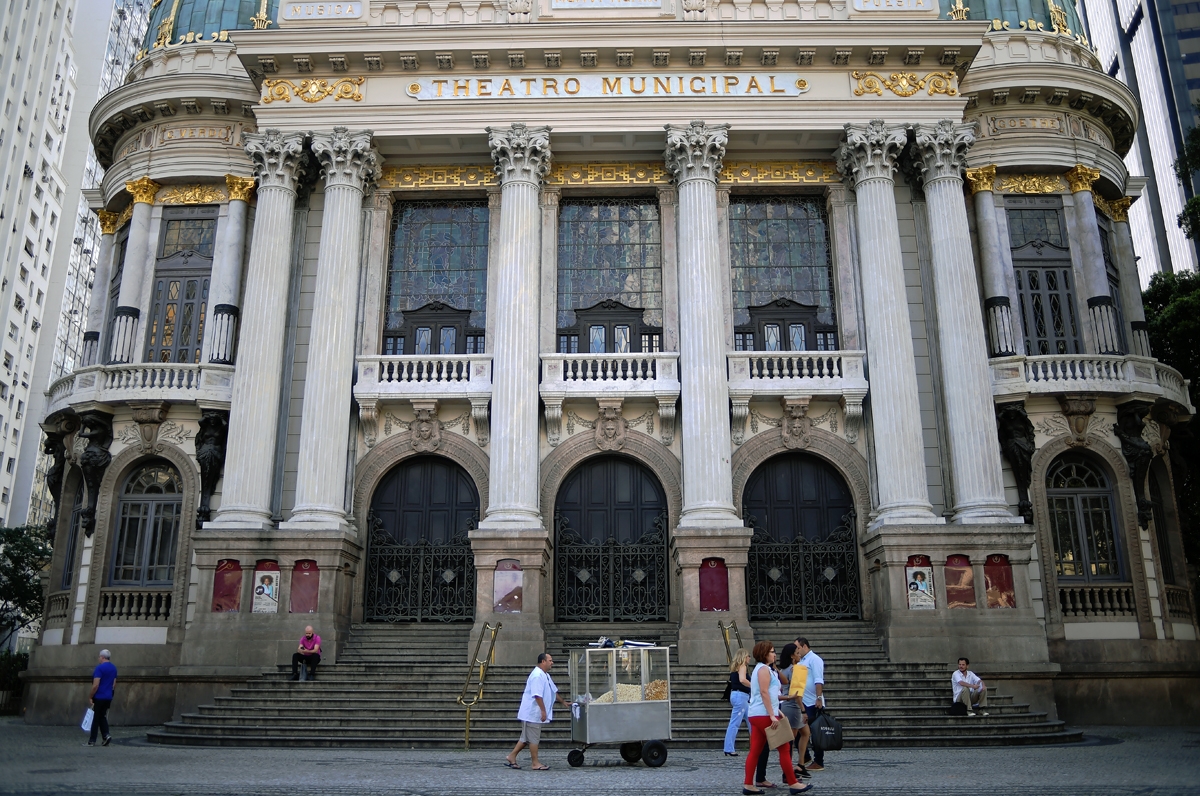 Outside view of the Municipal Theater in Rio de Janeiro, Brazil on October 10, 2018. - In 2017, the ravages of Brazils economic crisis hit hard and many of the Municipal Theater Ballet company's dancers were forced to accept food donations. Some turned t