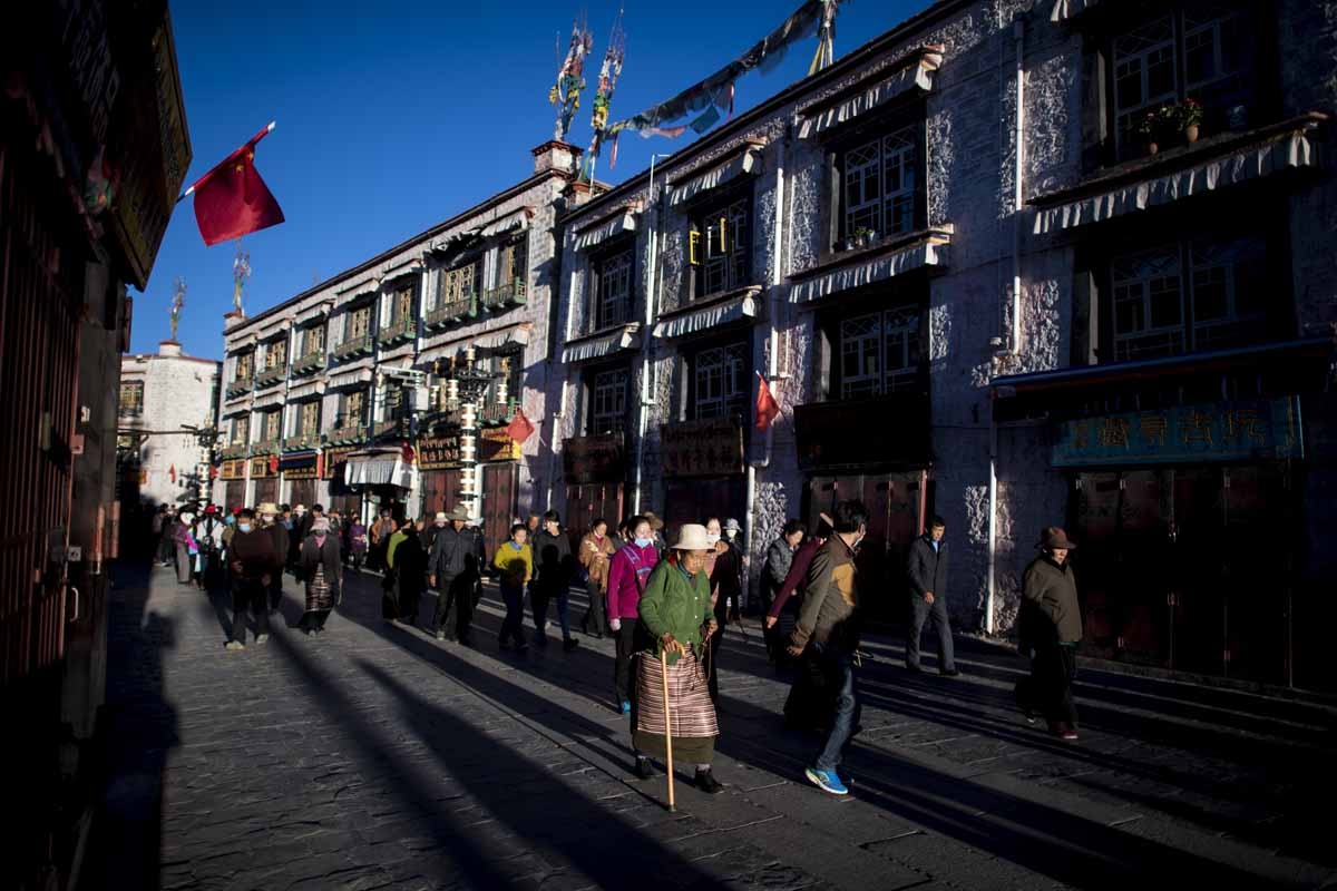 This picture taken on September 10, 2016 shows a pilgrim praying and prostrating outside the Jokhang Temple in the regional capital Lhasa, in China's Tibet Autonomous Region. 