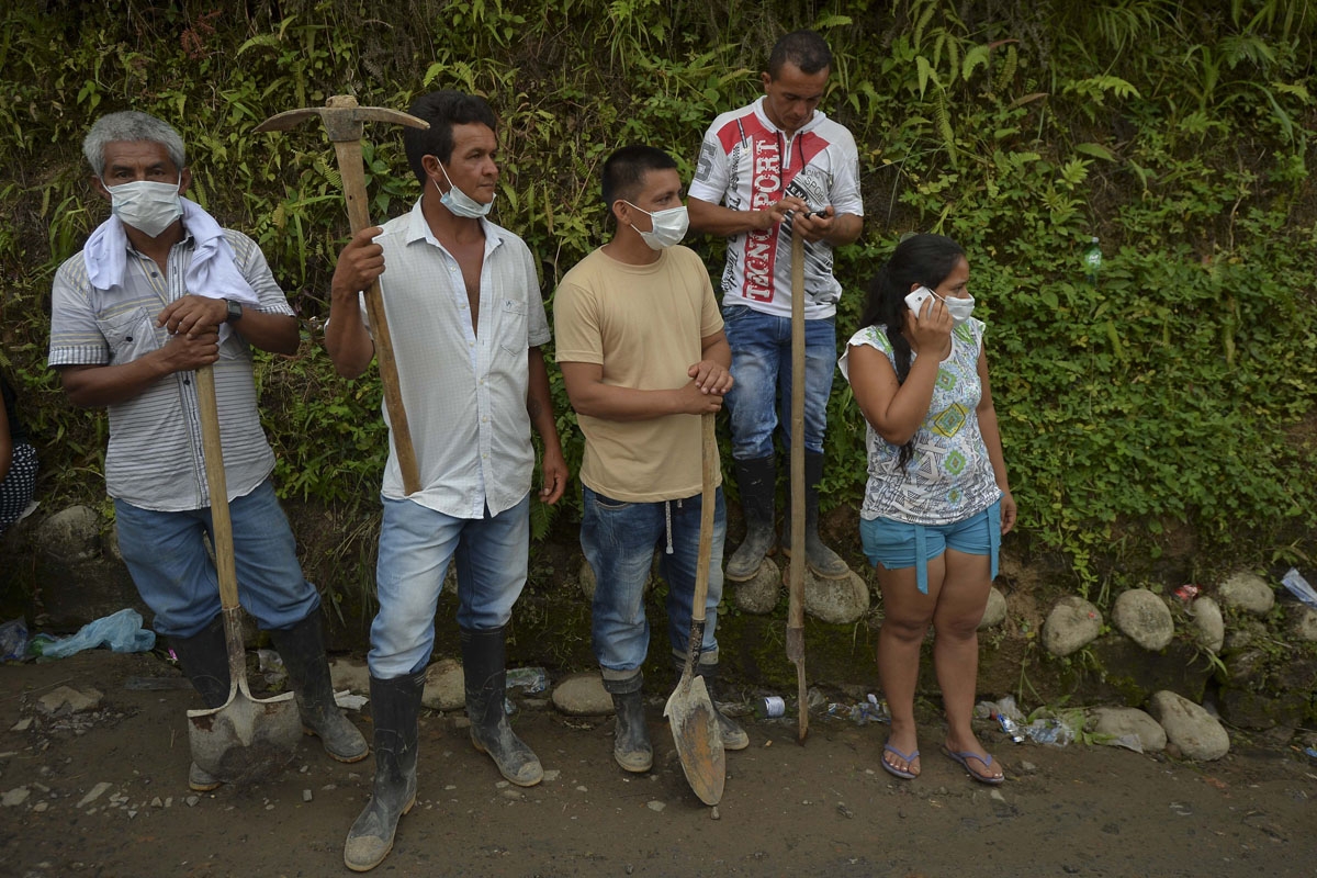 People with tools wait to enter the cemetery and bury their relatives, victims of a mudslide caused by heavy rains, at the cemetery in Mocoa, Putumayo department, Colombia on April 3, 2017.