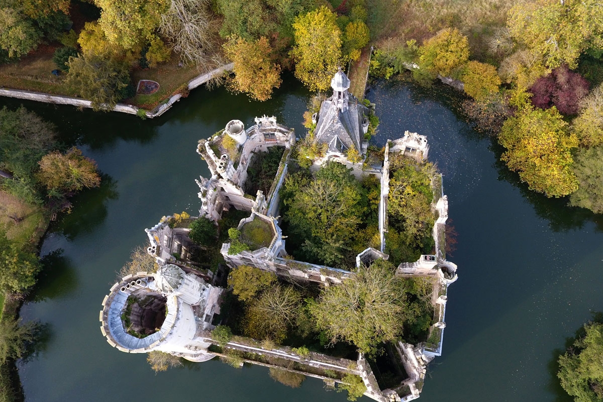 A picture taken on November 3, 2017 shows an aerial view of the ruined castle of La Mothe-Chandeniers, in Les Trois-Moutiers, central western France.