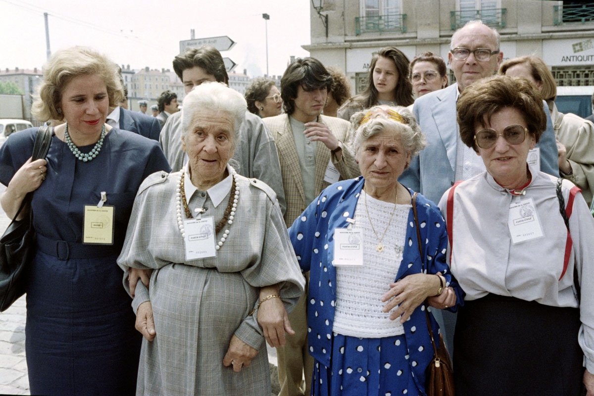 Deux des mères des Enfants d'Izieu, Itta Halaunbrenner (2ème G) et Fortunée Chouraki (2ème D) arrivent, le 02 juin 1987 au Palais de Justice de Lyon, pour témoigner au procès de l'ancien chef de la Gestapo de Lyon, Klaus Barbie, jugé pour crimes co