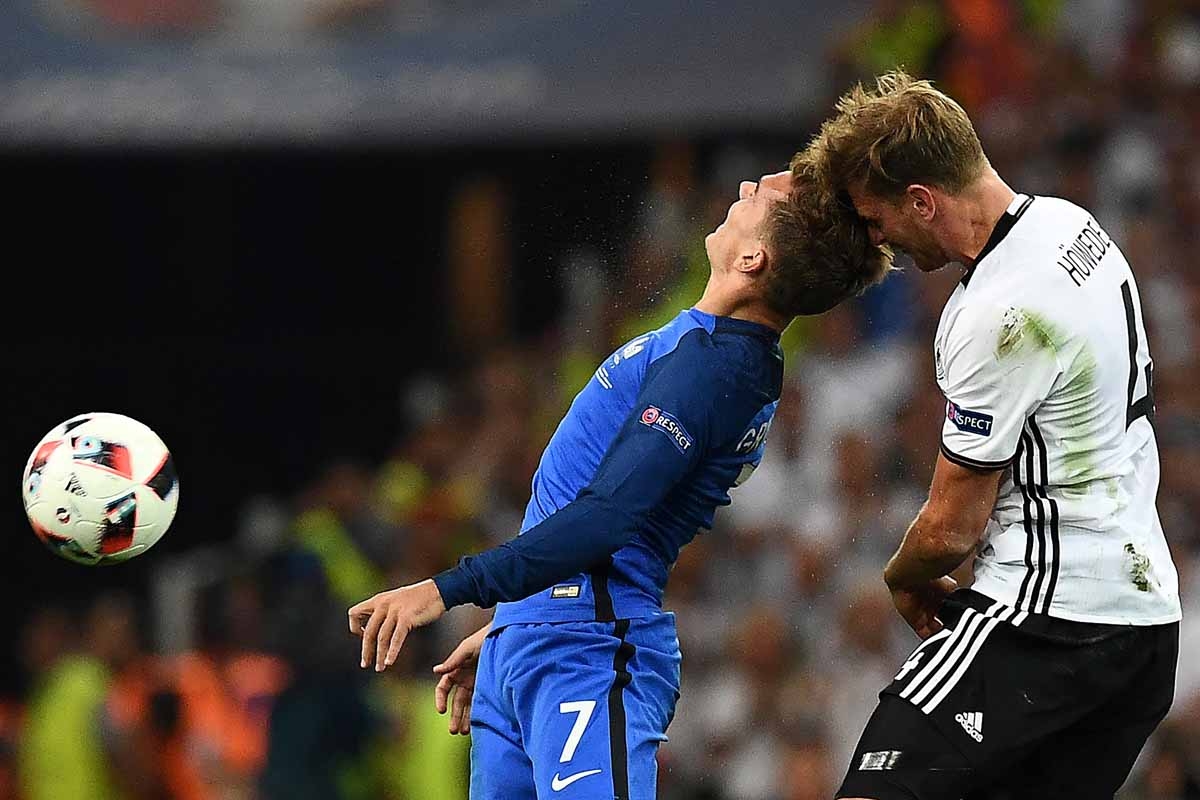 France's forward Antoine Griezmann (L) vies for the ball against Germany's defender Benedikt Hoewedes during the Euro 2016 semi-final football match between Germany and France at the Stade Velodrome in Marseille on July 7, 2016. / AFP PHOTO / FRANCK FIFE France's forward Antoine Griezmann (L) vies for the ball against Germany's defender Benedikt Hoewedes during the Euro 2016 semi-final football match between Germany and France at the Stade Velodrome in Marseille on July 7, 2016. / AFP PHOTO / FRANCK FIFE