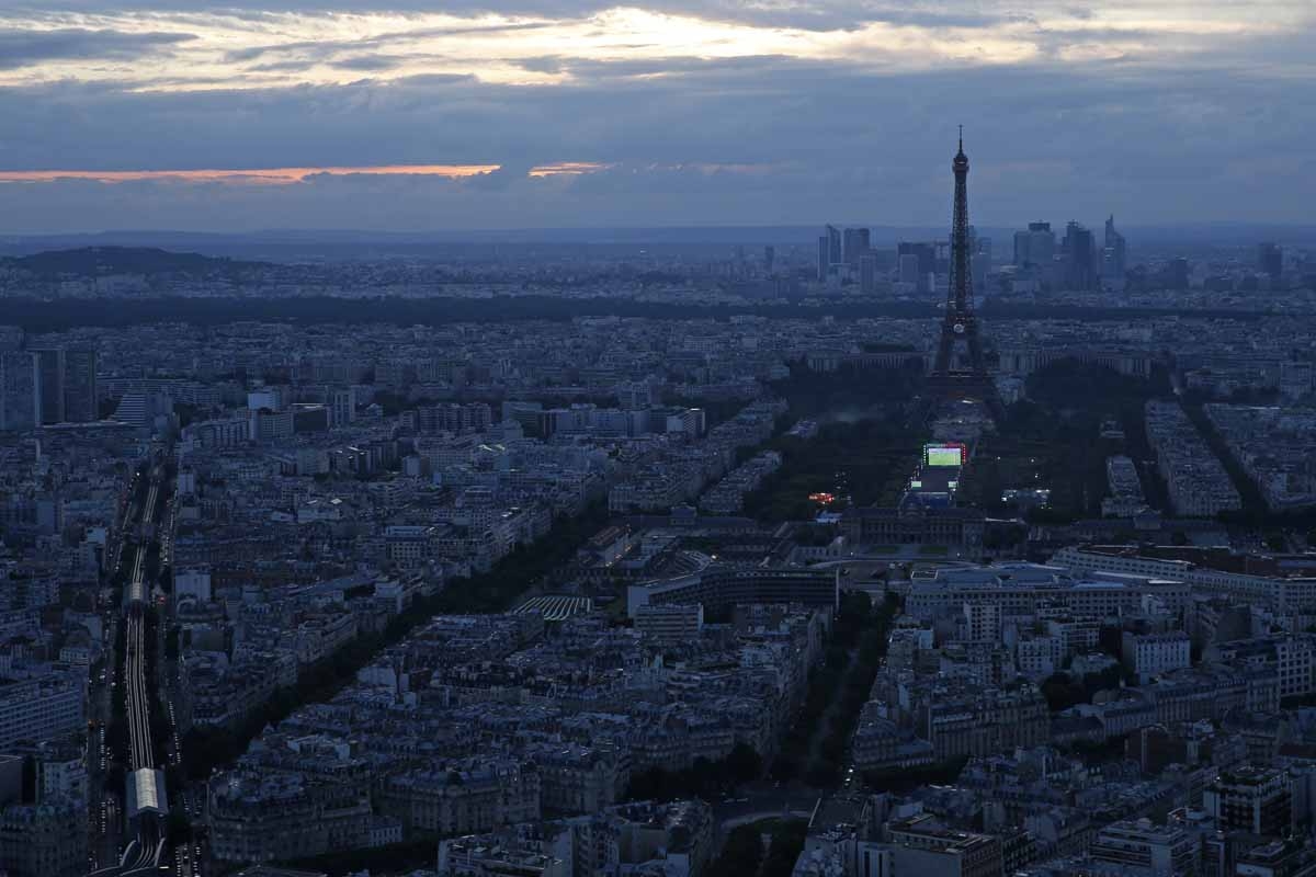 This photo taken on July 10, 2016 shows a fanzone on the Champs de Mars in front of the Eiffel Tower in Paris, during the Euro 2016 final football match between Portugal and France. / AFP PHOTO / Thomas SAMSON This photo taken on July 10, 2016 shows a fanzone on the Champs de Mars in front of the Eiffel Tower in Paris, during the Euro 2016 final football match between Portugal and France. / AFP PHOTO / Thomas SAMSON