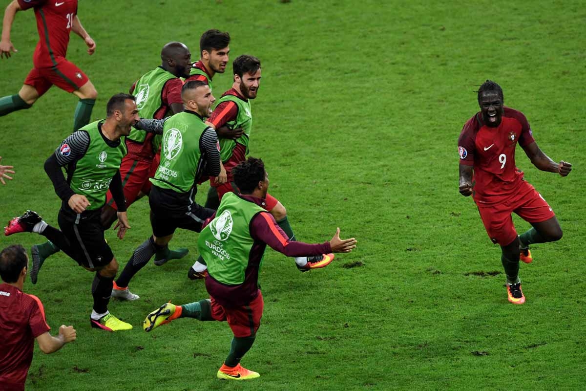 Portugal's forward Eder (R) celebrates after scoring a goal with team mates during the Euro 2016 final football match between Portugal and France at the Stade de France in Saint-Denis, north of Paris, on July 10, 2016. / AFP PHOTO / MIGUEL MEDINA Portugal's forward Eder (R) celebrates after scoring a goal with team mates during the Euro 2016 final football match between Portugal and France at the Stade de France in Saint-Denis, north of Paris, on July 10, 2016. / AFP PHOTO / MIGUEL MEDINA