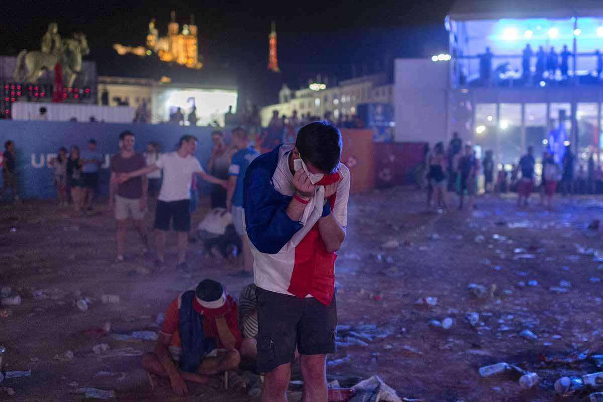 France's supporters react following the Euro 2016 football tournament final match between Portugal and France at the fan zone in Lyon on July 10, 2016. / AFP PHOTO / ROMAIN LAFABREGUE France's supporters react following the Euro 2016 football tournament final match between Portugal and France at the fan zone in Lyon on July 10, 2016. / AFP PHOTO / ROMAIN LAFABREGUE