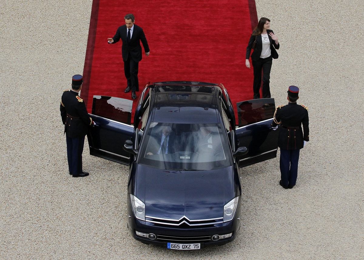 Former France's president Nicolas Sarkozy (L) and his wife Carla Bruni-Sarkozy leave the Elysee presidential Palace after the formal investiture ceremony between France's president-elect Francois Hollande and his predecessor Nicolas Sarkozy, on May 15, 20