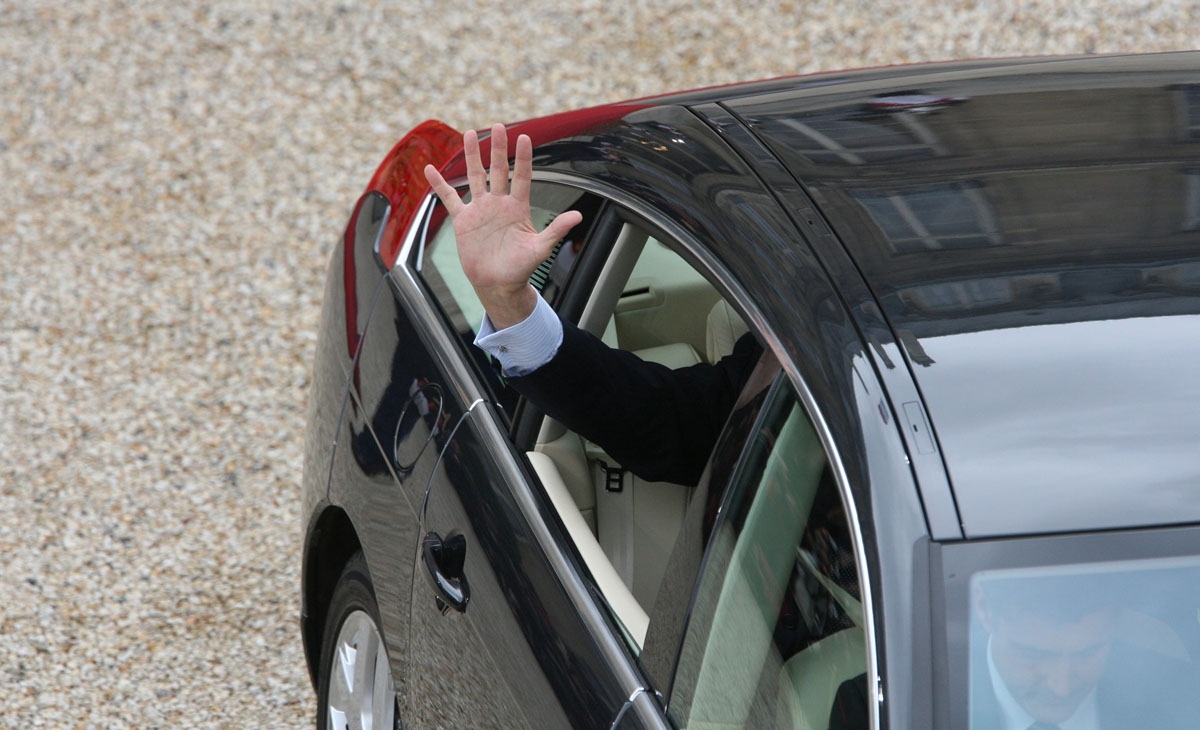 French president Jacques Chirac waves to the crowd as he leaves the Elysee Palace after the formal handover of power ceremony with his successor Nicolas Sarkozy (not pictured)