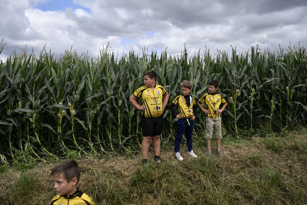 Young supporters wait for riders along the road during the 203,5km eleventh stage of the 104th edition of the Tour de France cycling race on July 12, 2017 between Eymet and Pau. /