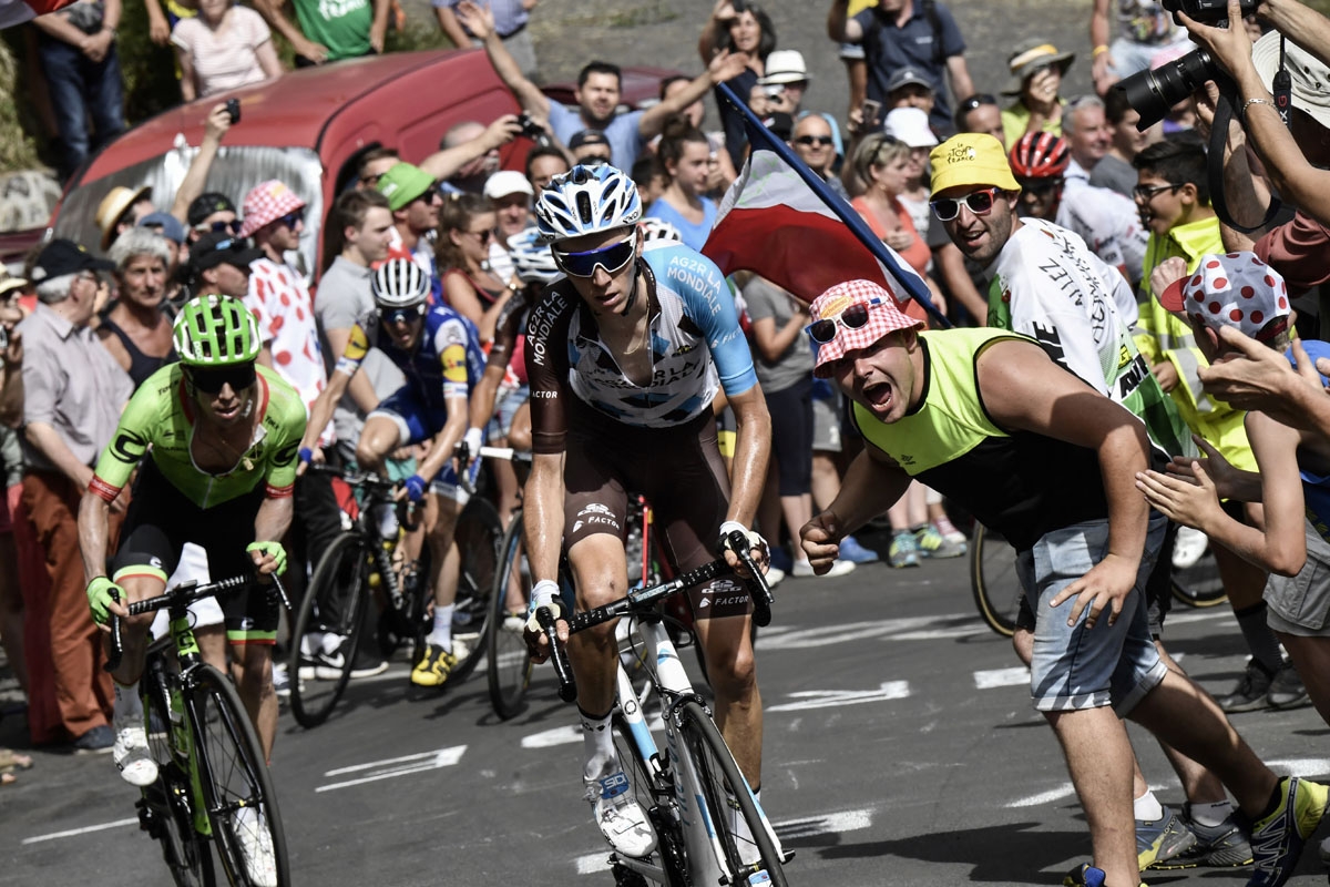 France's Romain Bardet (C) and Colombia's Rigoberto Uran (L) ride in a breakaway past supporters during the 189,5 km fifteenth stage of the 104th edition of the Tour de France cycling race on July 16, 2017 between Laissac-Severac l'Eglise and Le Puy-en-V