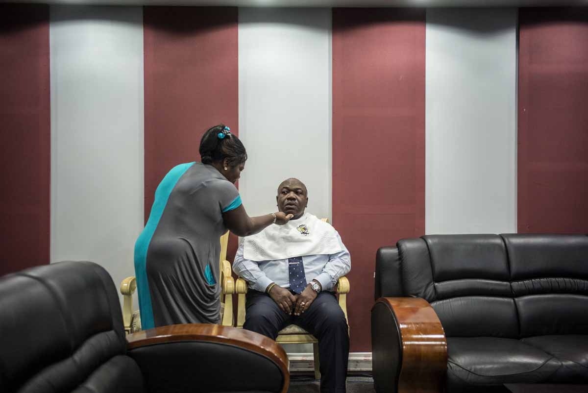 Incumbent Gabonese President Ali Bongo Ondimba sits for make up ahead of tonight's televised electoral debate on August 24, 2016 at the Gabon National Television building in Libreville. / AFP PHOTO / MARCO LONGARI Incumbent Gabonese President Ali Bongo Ondimba sits for make up ahead of tonight's televised electoral debate on August 24, 2016 at the Gabon National Television building in Libreville. / AFP PHOTO / MARCO LONGARI