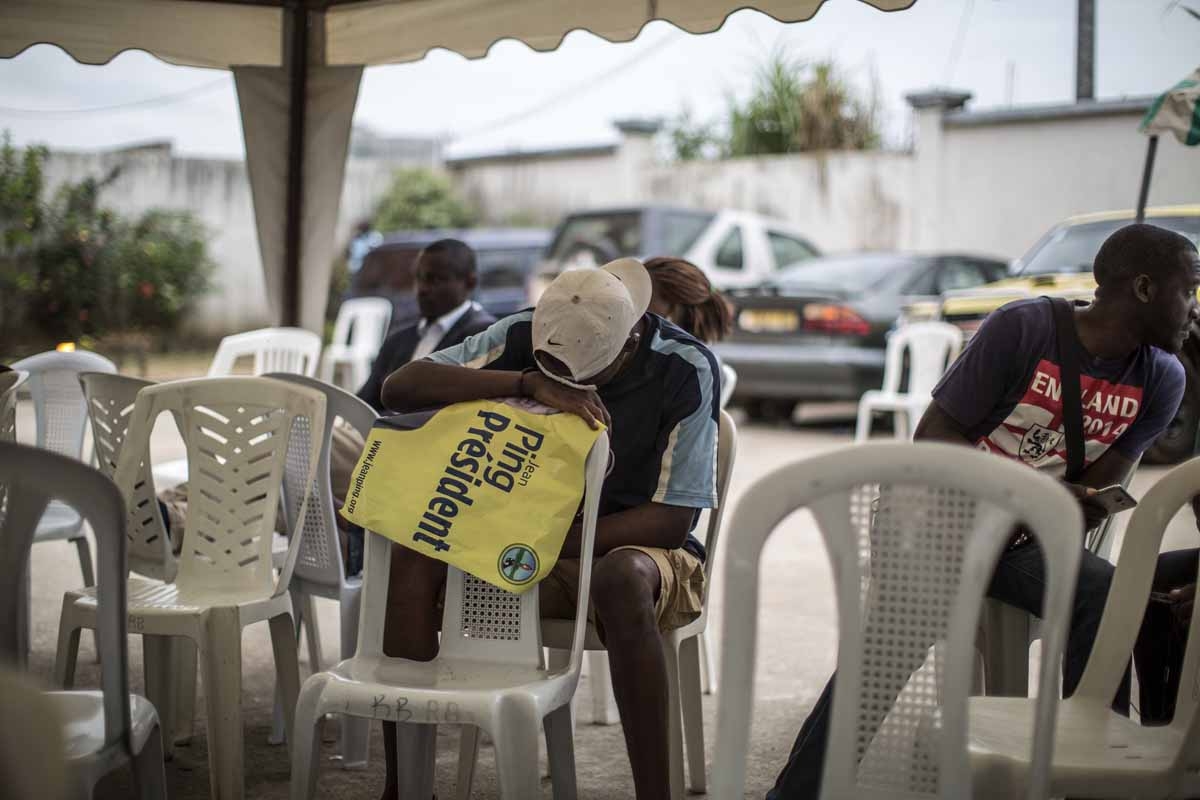 Supporters of the opposition candidate Jean Ping sleep at the party headquarters after having spent the night waiting for the Presidential Election result in Libreville on August 31, 2016. Supporters of the opposition candidate Jean Ping sleep at the party headquarters after having spent the night waiting for the Presidential Election result in Libreville on August 31, 2016.