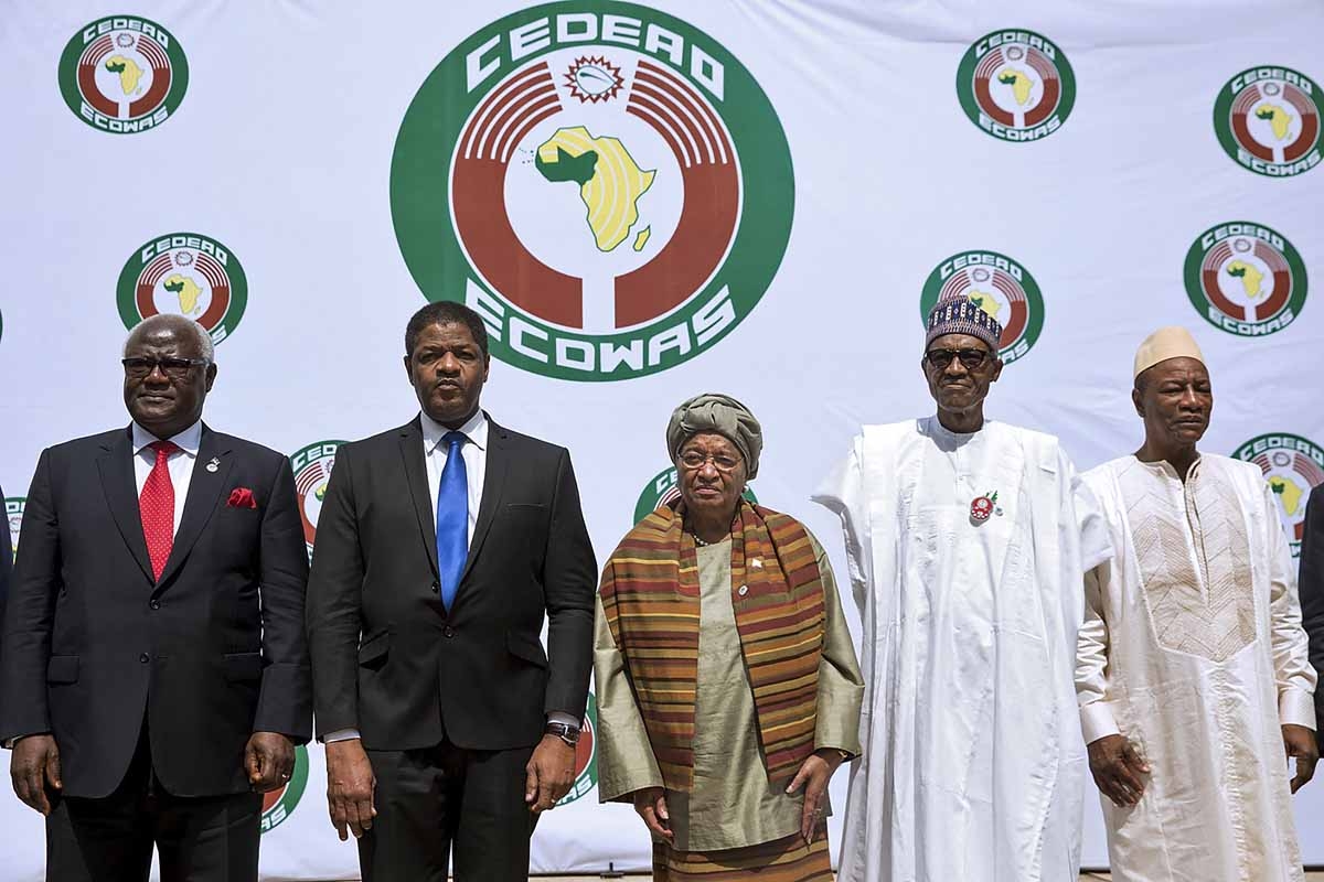 (From L) Sierra Leon's President Ernest Bai Koroma, President of ECOWAS official Marcel Alain de Souza, Liberian President and Ecowas Chairperson Ellen Johnson Sirleaf, Nigerian President Muhammadu Buhari (R) and Guinean President Alpha Conde (C) pose dur