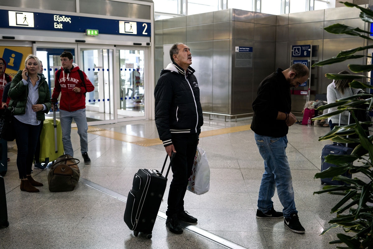 Moufid, à l'aéroport d'Athènes, avant de partir pour l'Allemagne, le 28 octobre 2016.