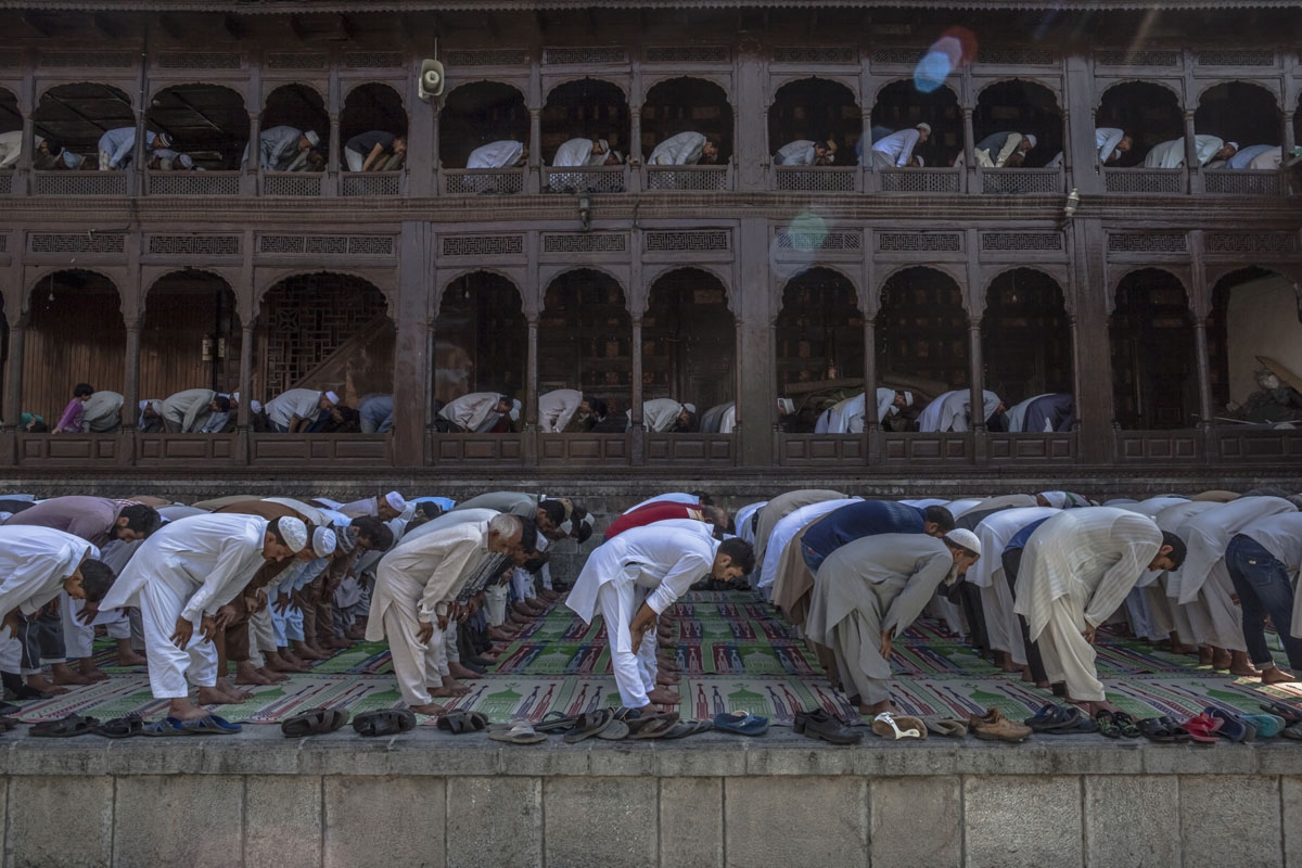 In this photo taken on September 9, 2016, Kashmiri Muslims offer prayers to mark the urs, or death-anniversary, of Sufi scholar Mir Syed Ali Hamden at the Shah-i-Hamdan shrine, amid an ongoing curfew and strike, on the banks of the Jhelum River in Srinaga