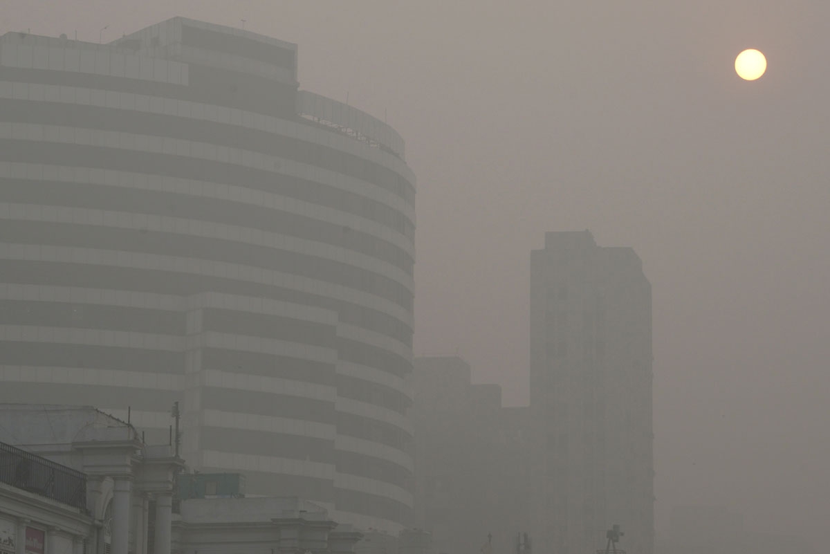 In this photograph taken on November 7, 2016, the sun appears through heavy smog in the Connaught Place area of New Delhi on November 7, 2016. In this photograph taken on November 7, 2016, the sun appears through heavy smog in the Connaught Place area of New Delhi on November 7, 2016.