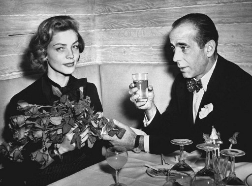 Photo prise le 23 mars 1951 à Paris des acteurs américains et époux Lauren Bacall (née en 1924) et Humphrey Bogart (1899-1957). Le couple s'est marié en 1945