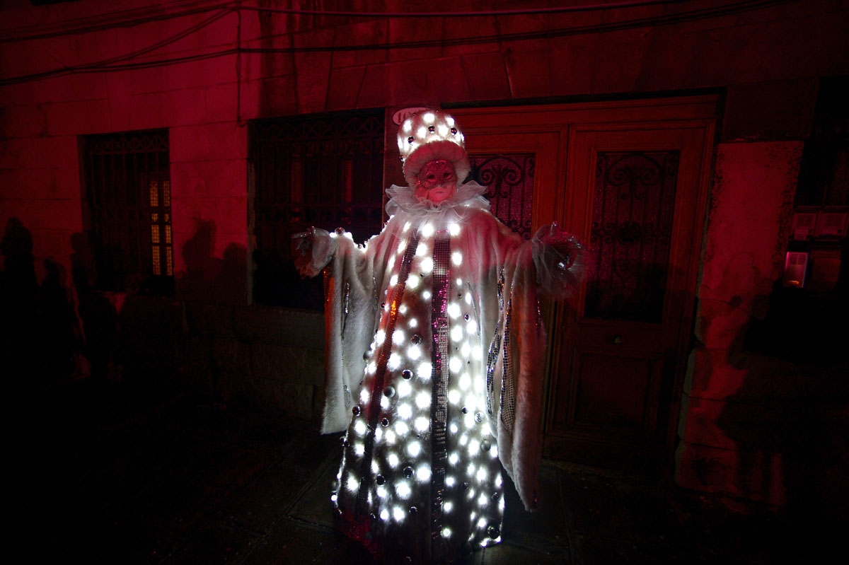 A reveller dressed in mask and period costume takes part in the opening ceremony of the traditional Venice Carnival on January 27, 2018.