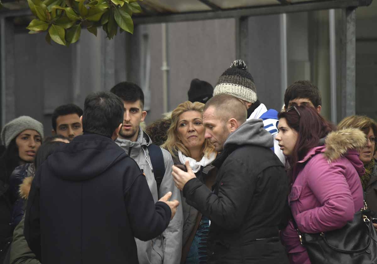 Family and friends wait for news of their loved ones as they gather outside the Pescara Central hospital, in the eastern coastal city of Pescara, some 58 kilometer from the site of an avalanche that engulfed the Hotel Rigopiano, in earthquake-ravaged cent