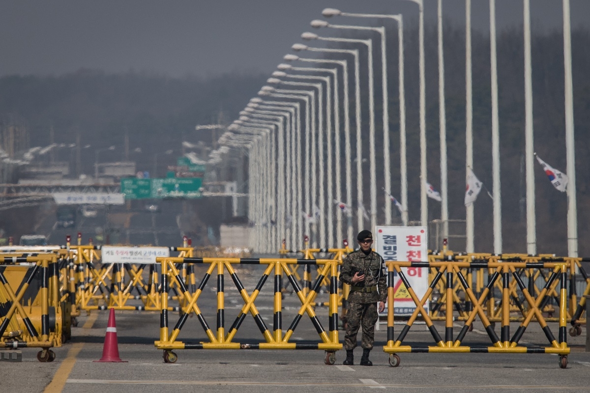 A South Korean military policeman stands at a checkpoint on the Tongil bridge, the entrance to the Panmunjom Joint Security Area (JSA), near the Demilitarized Zone (DMZ), in Paju on March 17, 2017.