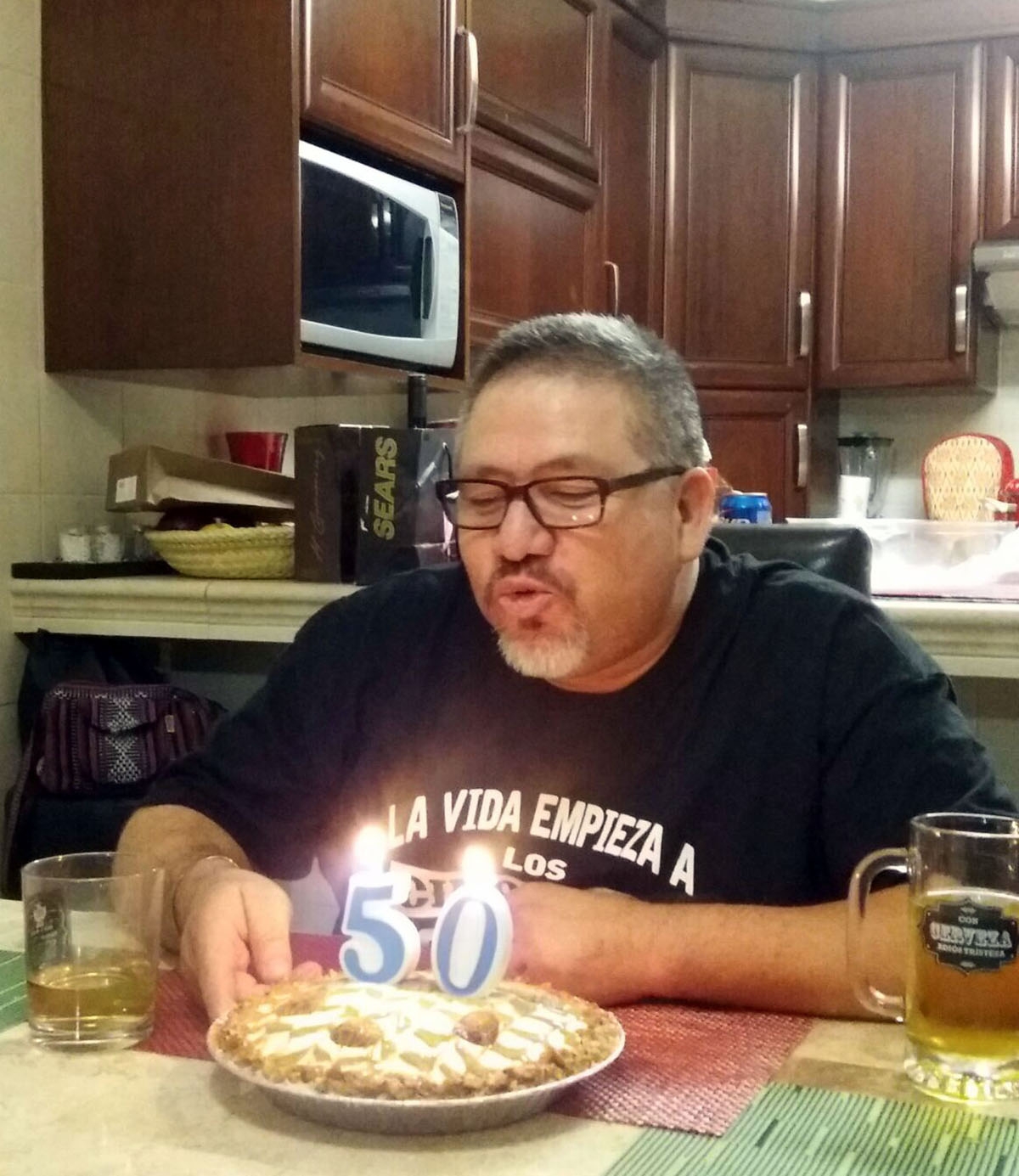 Javier Valdez fêtant son 50è anniversaire, à son domicile, le 14 avril 2017.
