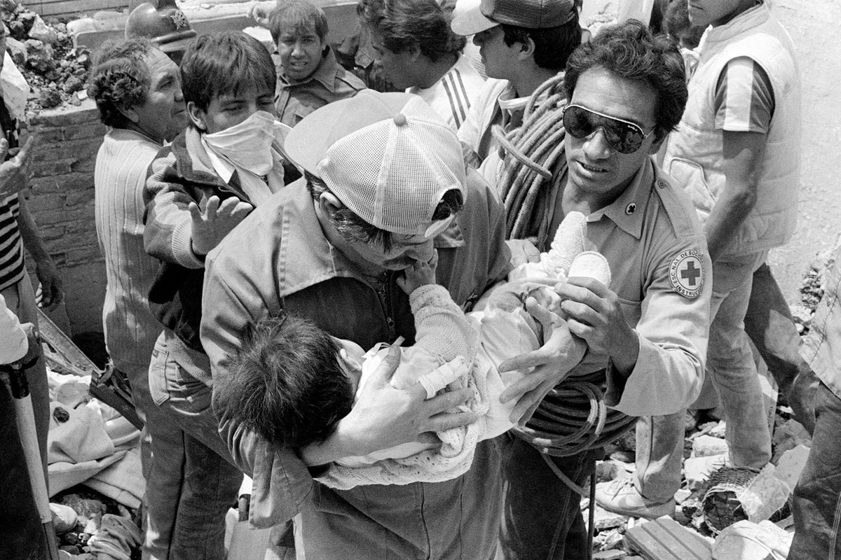 A photo taken 22 September 1985 shows rescue workers evacuating a wounded child from the hotel Regis in Mexico City, after an earthquake leveled parts of the city killing up to 30.000 people, 19 September 1985.