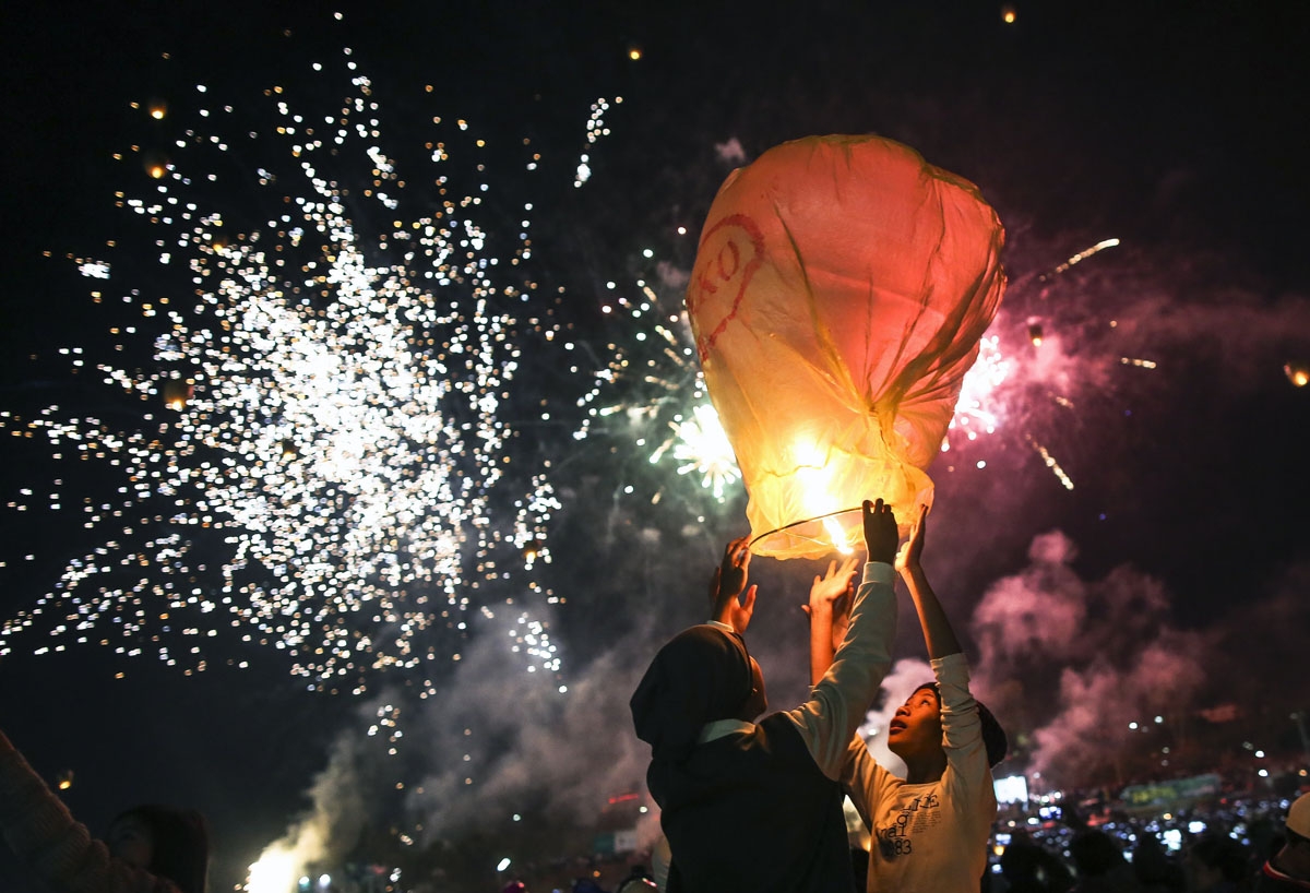This picture taken on November 18, 2015 shows young participants preparing to release a hot-air balloon during the Tazaungdaing Lighting Festival at Taunggyi in Myanmar's northeastern Shan State.