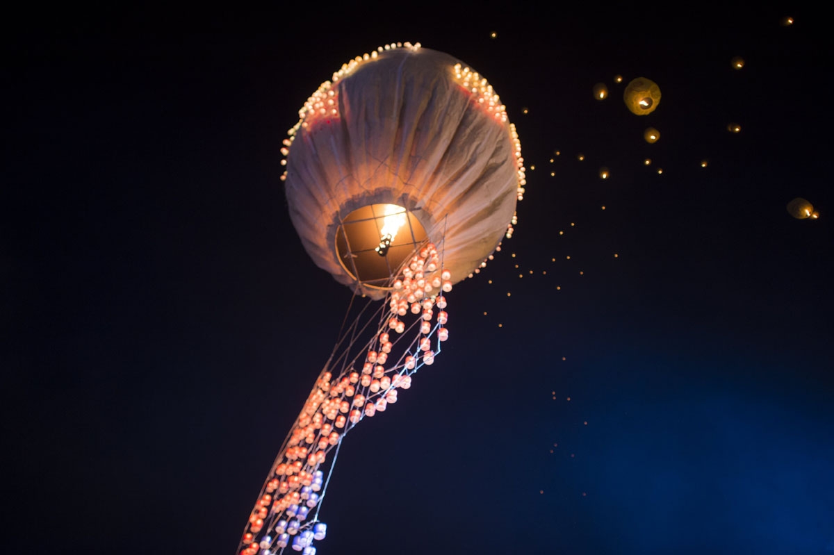 Participants release a hot-air balloons carrying small lanterns during the closing ceremony of the Tazaungdaing Festival at Taunggyi, in Myanmar's northeastern Shan State, on November 15, 2016.