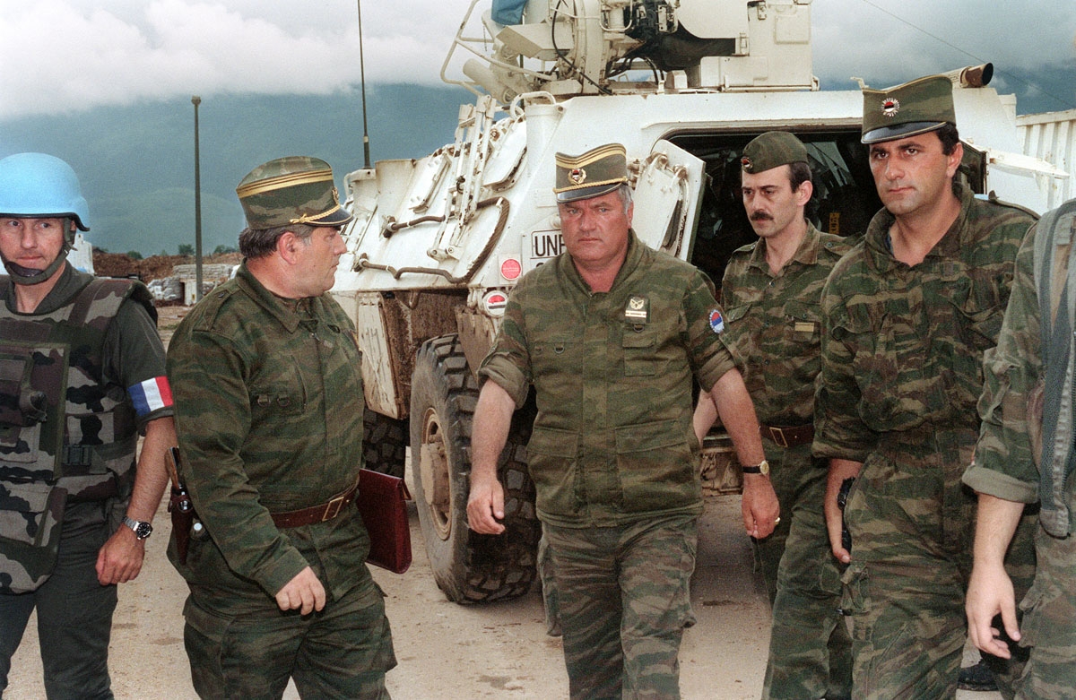 Commander of Serbian forces in Bosnia General Ratko Mladic (C) arrives at the airport of Sarajevo on August 10, 1993 in order to negociate the withdrawal of his troops from Mount Igman. The Bosnian-Hercegovina peace talks session in Geneva were cancelled