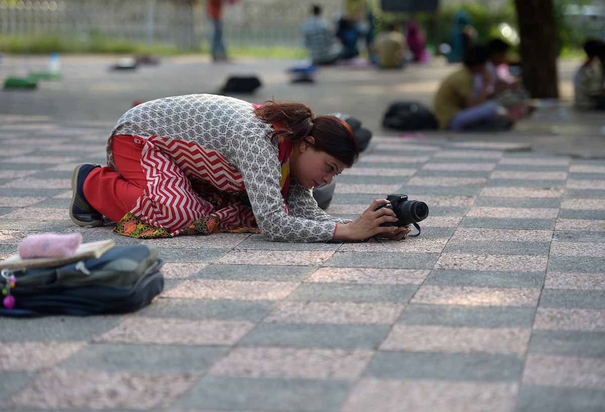 In this photograph taken on August 30, 2016, Shazia Bhatti, a Pakistani 38-year old journalist shoots video footage during an assignment in Islamabad. / AFP PHOTO / AAMIR QURESHI In this photograph taken on August 30, 2016, Shazia Bhatti, a Pakistani 38-year old journalist shoots video footage during an assignment in Islamabad. / AFP PHOTO / AAMIR QURESHI