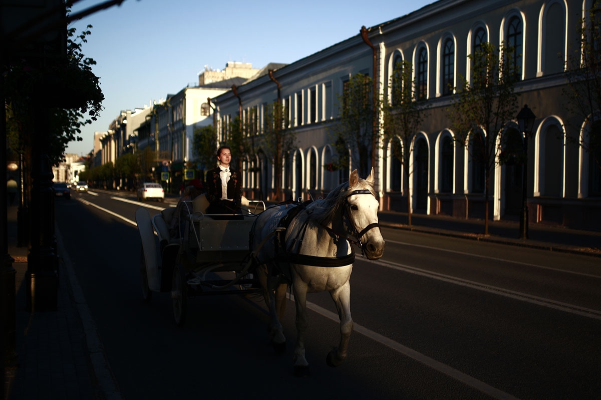 A woman drives a carriage in Kazan on June 16, 2018, during the Russia 2018 World Cup football tournament. / AFP PHOTO / Benjamin CREMEL