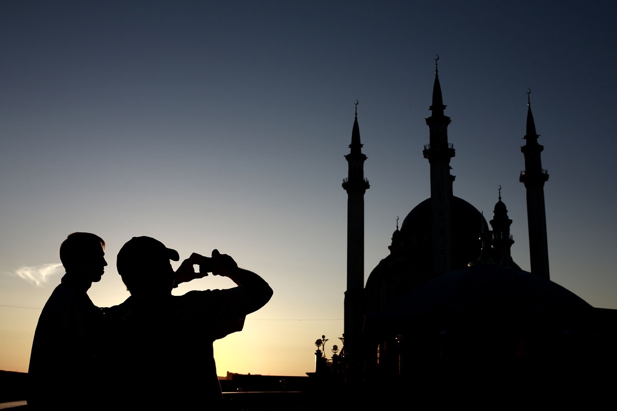 A man takes a picture of the Qul Sharif mosque in Kazan on June 16, 2018, during the Russia 2018 World Cup football tournament. / AFP PHOTO / Benjamin CREMEL