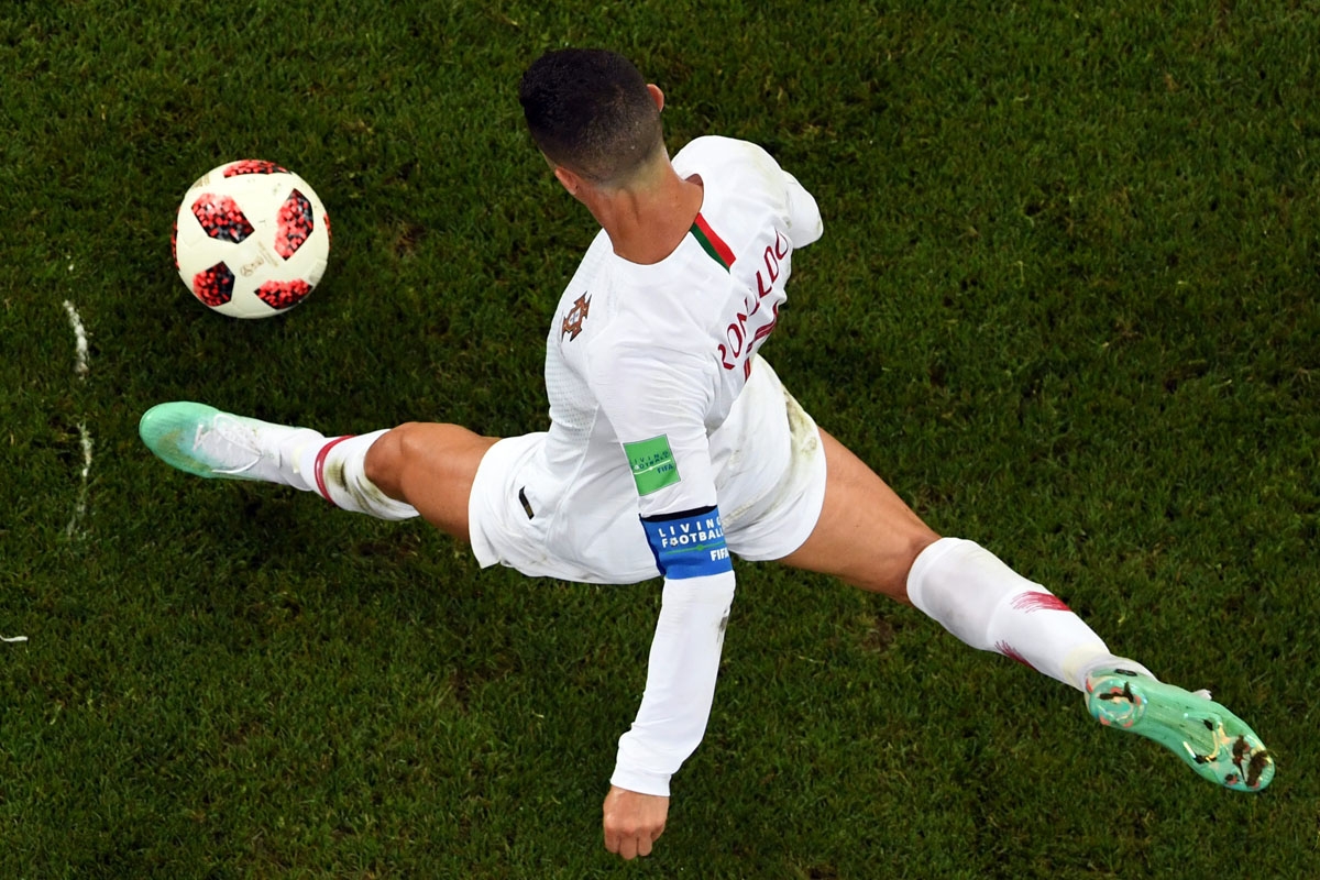 Portugal's forward Cristiano Ronaldo controls the ball during the Russia 2018 World Cup round of 16 football match between Uruguay and Portugal at the Fisht Stadium in Sochi on June 30, 2018. / AFP PHOTO / Kirill KUDRYAVTSEV / RESTRICTED TO EDITORIAL USE