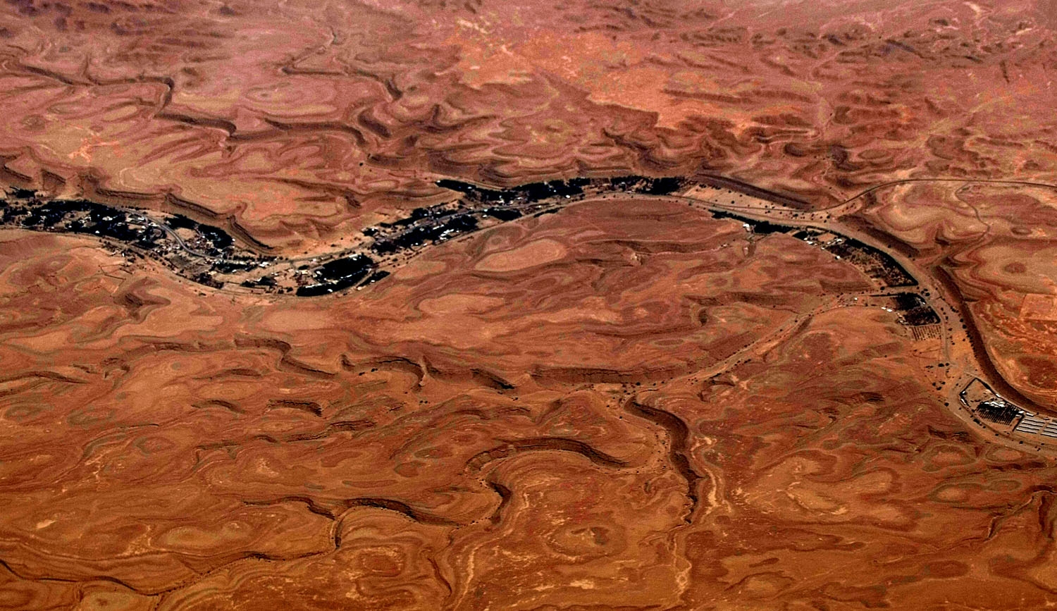 An aerial view shows an oil facility in Saudi Arabia's desert near the oil-rich area of Khouris, 160 kms east of the capital Riyadh, on June 23, 2008. Saudi-royal-media