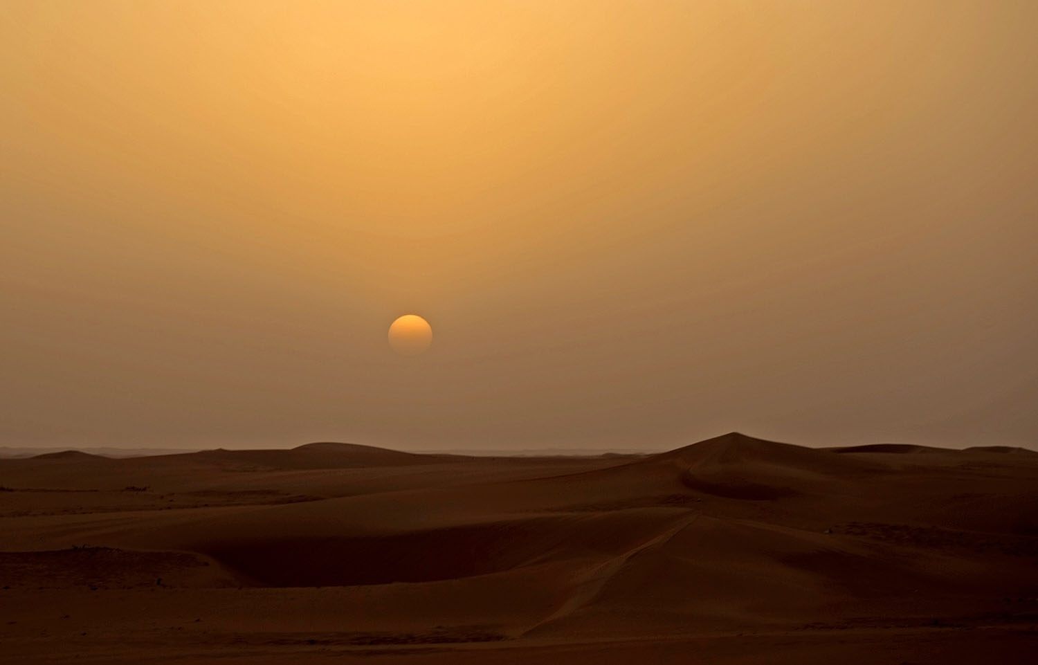 The sun sets behind the dunes of Saudi Arabia's desert near the oil-rich area of Khouris, 160 kms east of Riyadh, on June 23, 2008. Saudi-royal-media