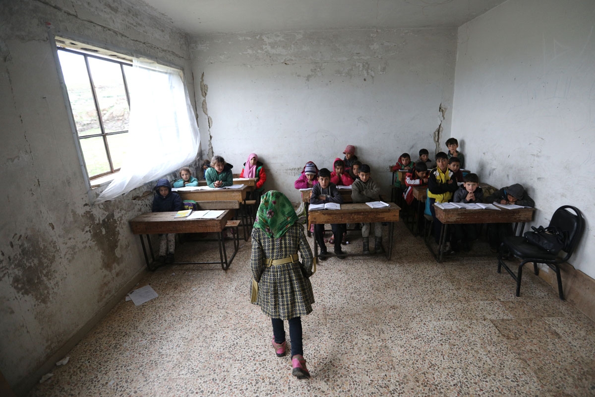 Syrian children attend a class at a school in the rebel-held Sahl al-Ghab area, in Hama province, on February 18, 2018. / AFP PHOTO / OMAR HAJ KADOUR