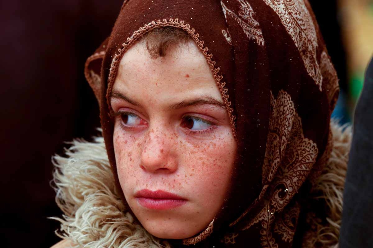 A picture taken on March 30, 2017 shows displaced Syrian child arriving in the village of Suwaidiya Saghira, north of Tabqa after they fled their homes due to the battles between Syrian Democratic Forces and Islamic State (IS) group jihadists. 