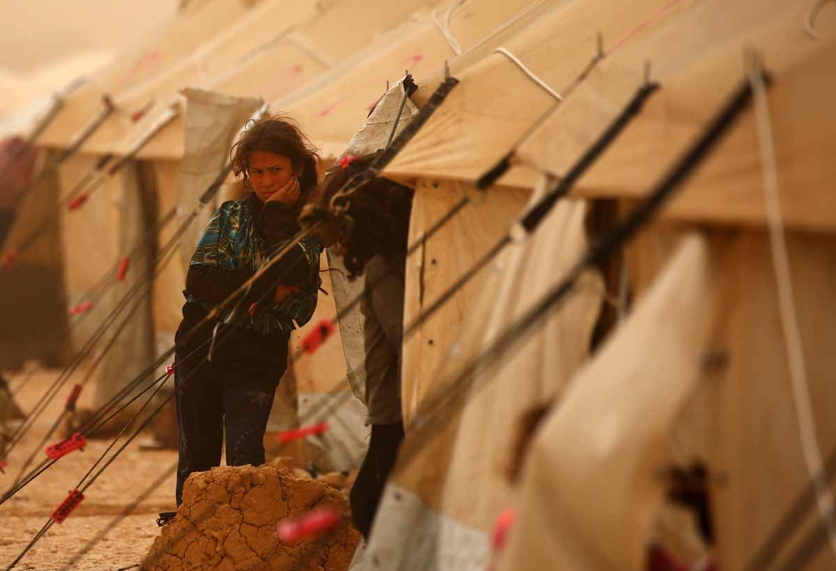 A displaced Syrian girls looks on during a sand storm at the al-Mabrouka camp in the village of Ras al-Ain on the Syria-Turkey border, where many Syrians who fled from territory held by the Islamic State (IS) group in Deir Ezzor and Raqa are taking shelte