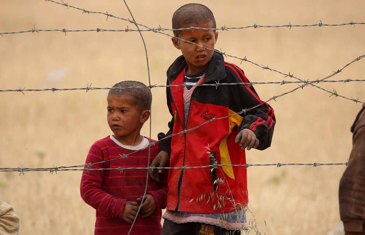 Displaced Syrian children, who fled the countryside surrounding the Islamic State (IS) group stronghold of Raqa, arrive at a temporary camp in the village of Ain Issa on April 28, 2017.