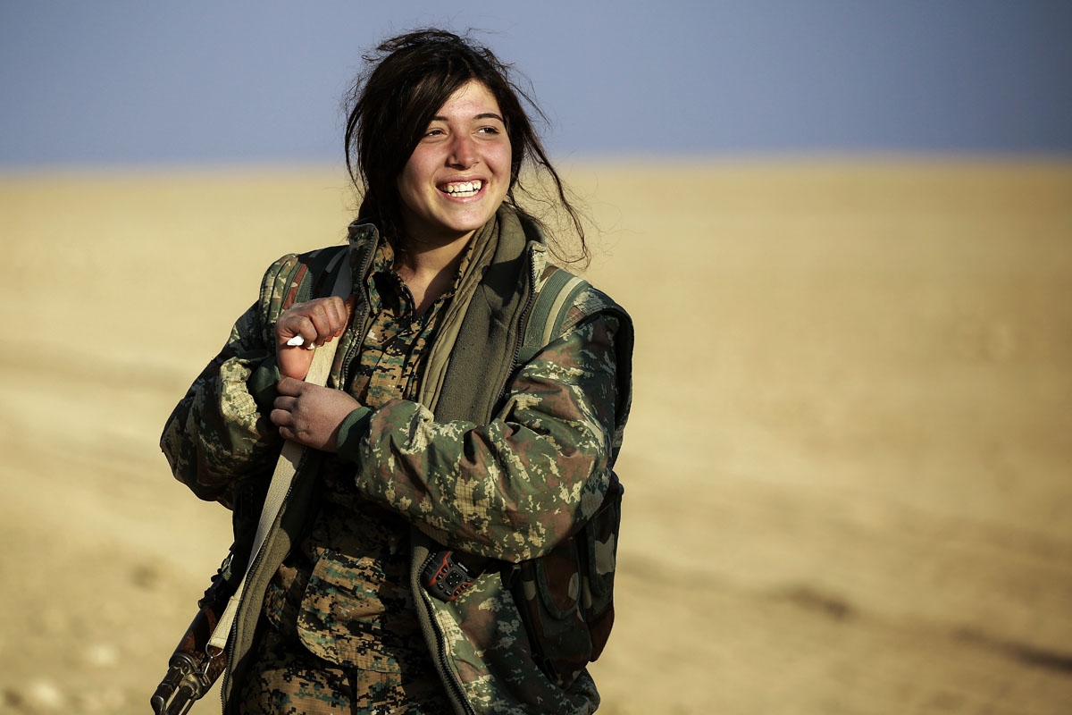 Rojin, a 19-year-old female Arab fighter among the Syrian Democratic Forces (SDF), made up of US-backed Kurdish and Arab fighters, stands in fatigues carrying a machine gun near the village of al-Torshan, 20 km on the outskirts of Raqa on February 6, 2017