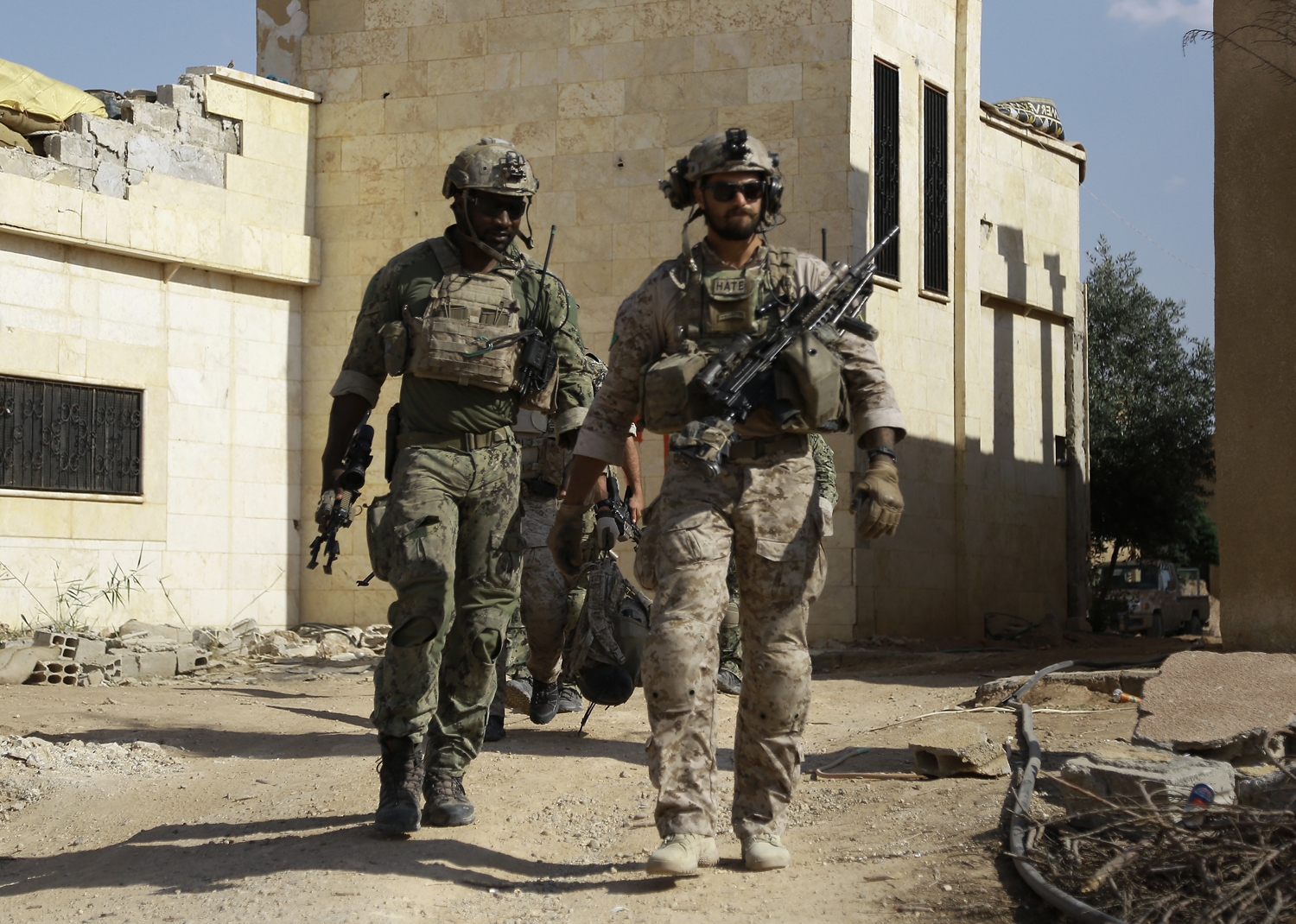 Armed men in uniform identified by Syrian Democratic forces as US special operations forces walk in the village of Fatisah in the northern Syrian province of Raqa on May 25, 2016 Armed men in uniform identified by Syrian Democratic forces as US special operations forces walk in the village of Fatisah in the northern Syrian province of Raqa on May 25, 2016