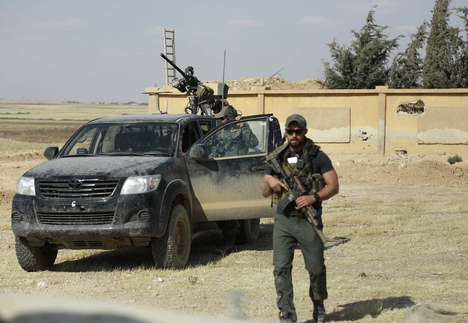Armed men identified by Syrian Democratic forces as US special operations forces are seen in the village of Fatisah in the northern Syrian province of Raqa on May 25, 2016 Armed men identified by Syrian Democratic forces as US special operations forces are seen in the village of Fatisah in the northern Syrian province of Raqa on May 25, 2016