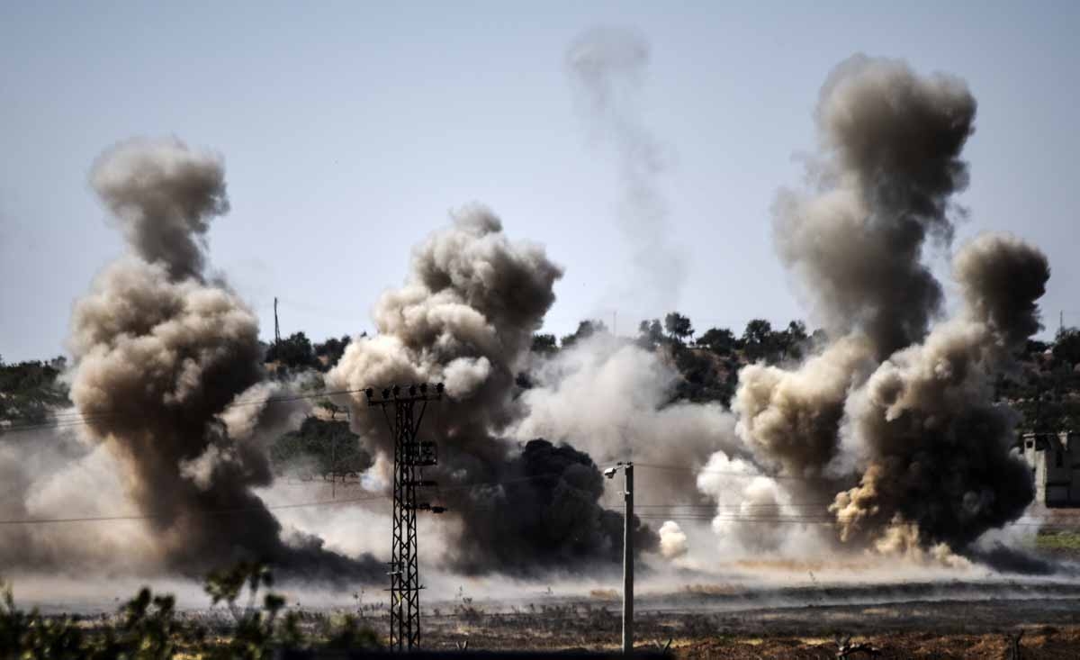 This picture taken on September 1, 2016 in the Turkish-Syrian border town of Karkamis, in the southern region of Gaziantep, shows smoke rising close to the Syrian-Turkish border town of Jarabulus. This picture taken on September 1, 2016 in the Turkish-Syrian border town of Karkamis, in the southern region of Gaziantep, shows smoke rising close to the Syrian-Turkish border town of Jarabulus.