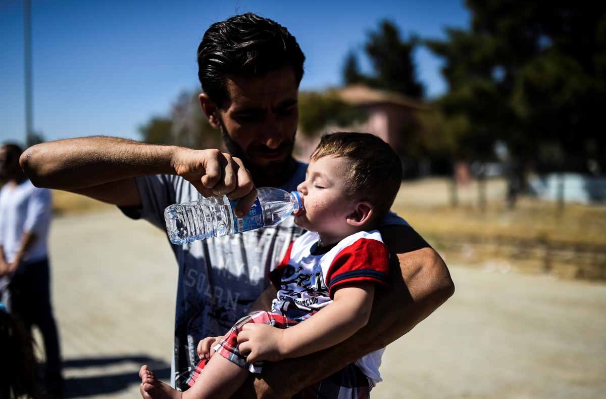Syrian refugees walk on their way back to the Syrian city of Jarabulus on September 7, 2016 at Karkamis crossing gate, in the southern region of Kilis. Syrian refugees walk on their way back to the Syrian city of Jarabulus on September 7, 2016 at Karkamis crossing gate, in the southern region of Kilis.