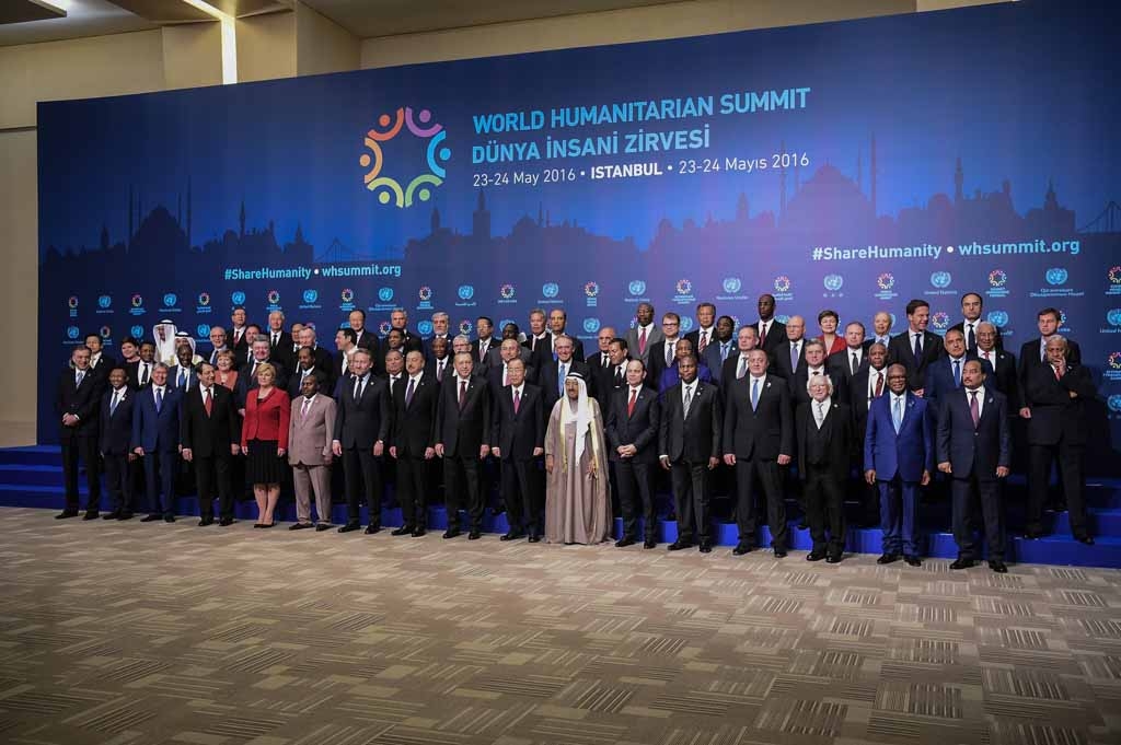 heads of state and government  pose on May 23, 2016 during the World Humanitarian Summit family photo session in Istanbul. 