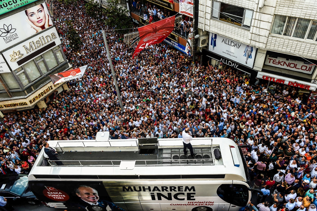 Muharrem Ince, Presidential candidate of Turkey's main opposition Republican People's Party (CHP), delivers a speech from the roof of a bus during a campaign meeting in Istanbul on June 10, 2018, ahead of the Turkish presidential and parliamentary electio