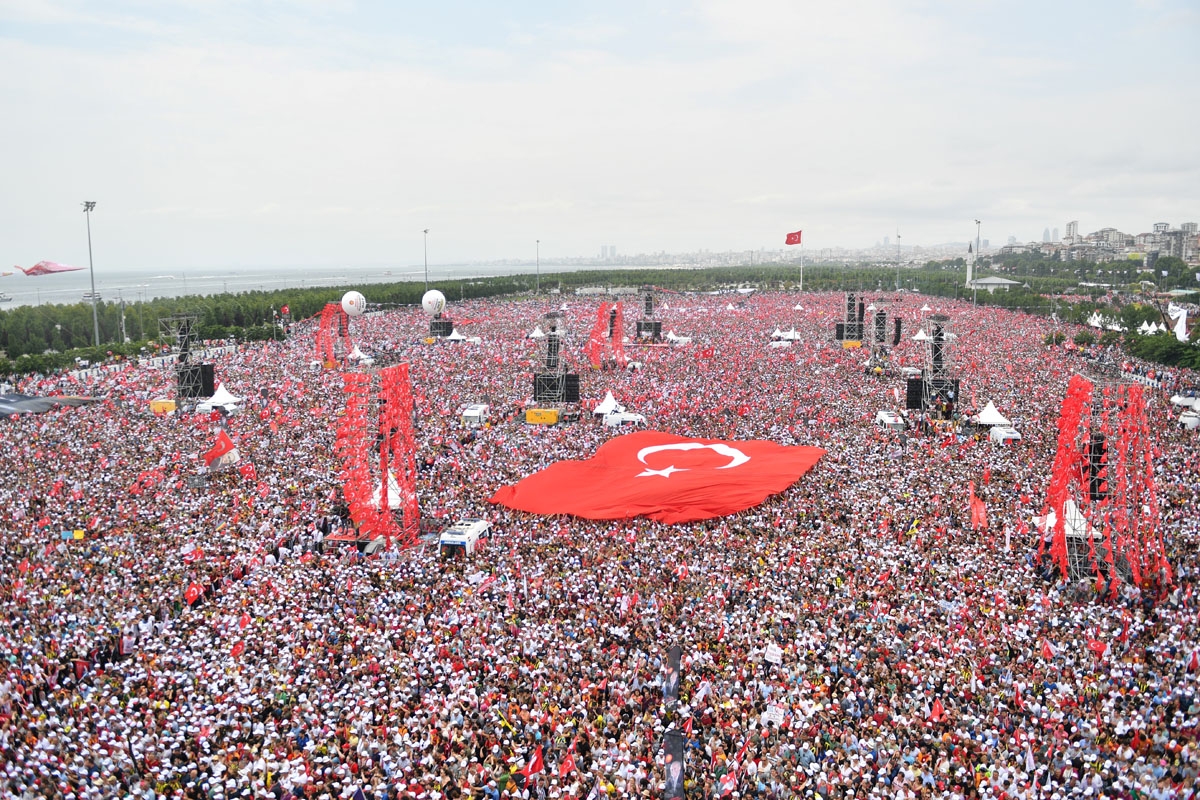 Supporters of Muharrem Ince, presidential candidate of Turkey's main opposition Republican People's Party (CHP), hold a giant Turkish flag during an election rally in Istanbul on June 23, 2018.