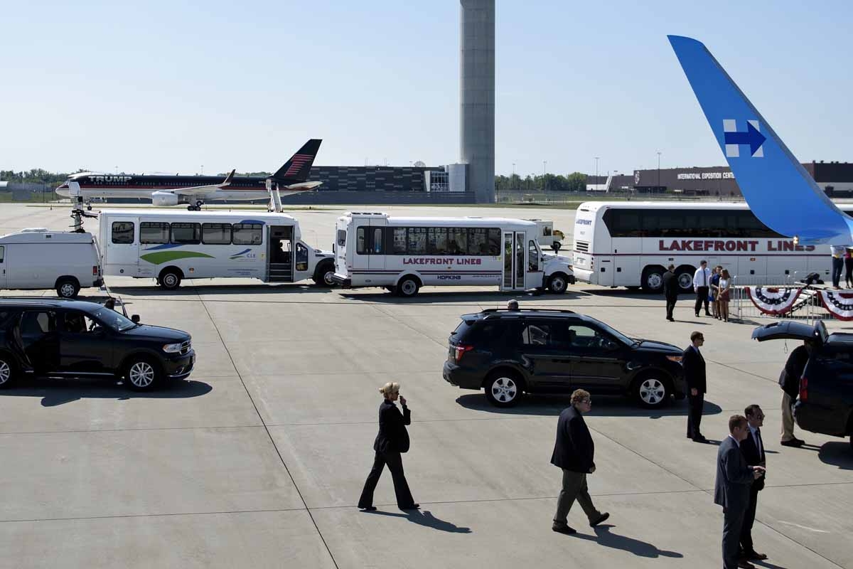 A plane belonging to Republican presidential nominee Donald Trump(L) is seen on the tarmac near Democratic presidential nominee Hillary Clinton's plane as she arrives at Cleveland Hopkins International Airport September 5, 2016 in Cleveland, Ohio. / AFP P