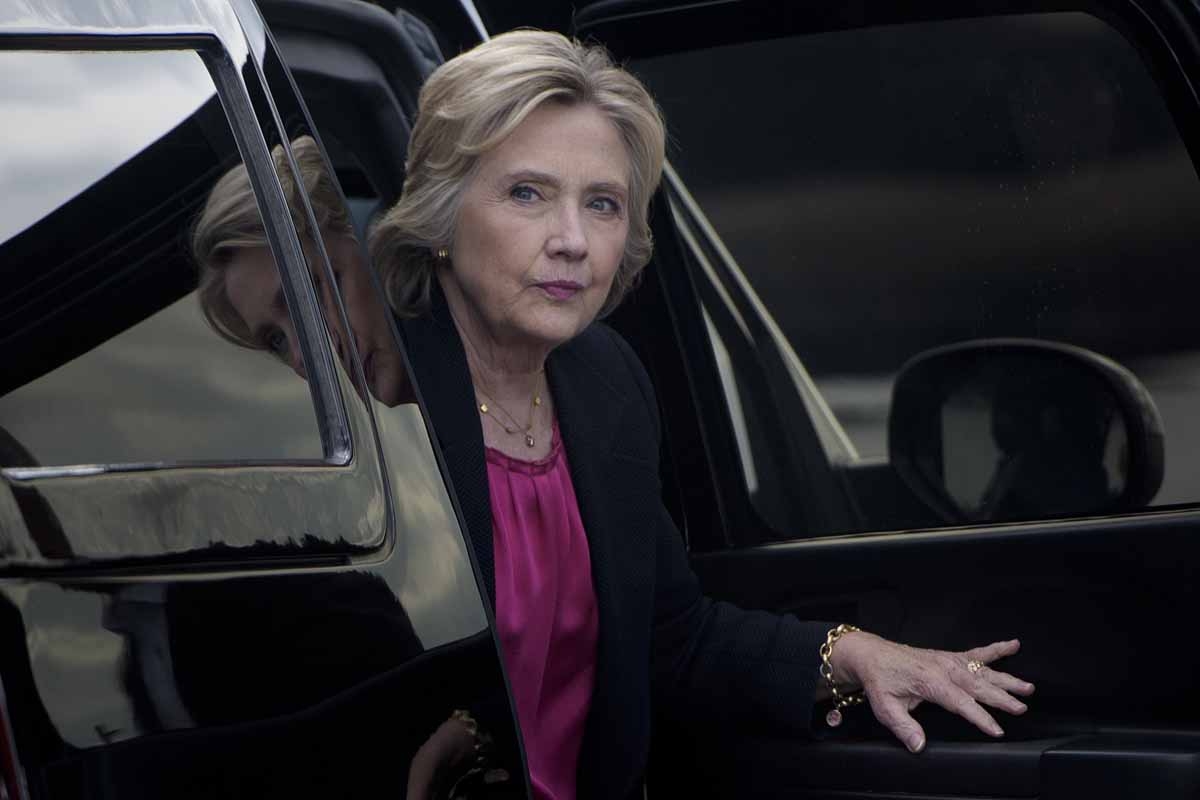 Democratic presidential nominee Hillary Clinton arrives to board her plane at Tampa International Airport September 6, 2016 in Tampa, Florida. / AFP PHOTO / Brendan Smialowski